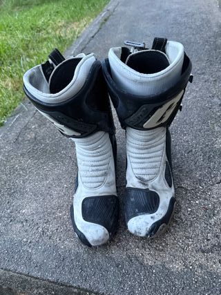 Mono Berik Talla 52 + Botas Regalo