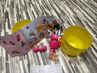 Moana e Barbie con scooter giocattolo