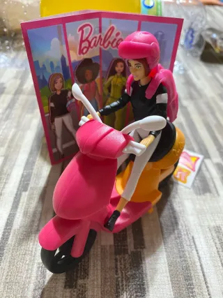 Moana e Barbie con scooter giocattolo