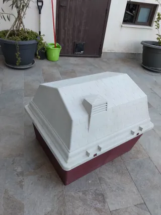 Caseta Perro PVC Roja y Blanca