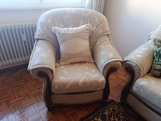 Sofá clásico beige y sillón + cojines