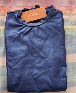 Camiseta SHEIN azul eléctrico