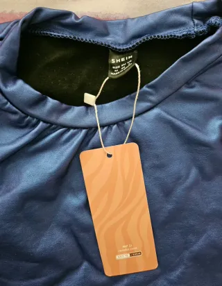 Camiseta SHEIN azul eléctrico