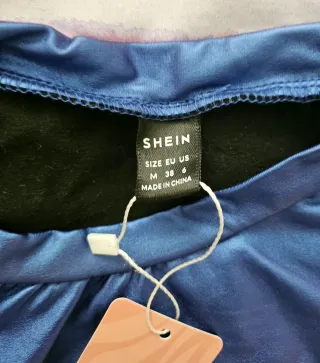 Camiseta SHEIN azul eléctrico