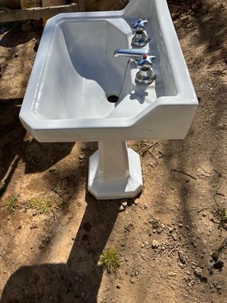 Lavabo vintage con pedestal y grifería