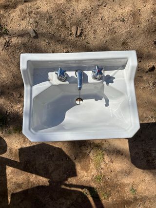 Lavabo vintage con pedestal y grifería