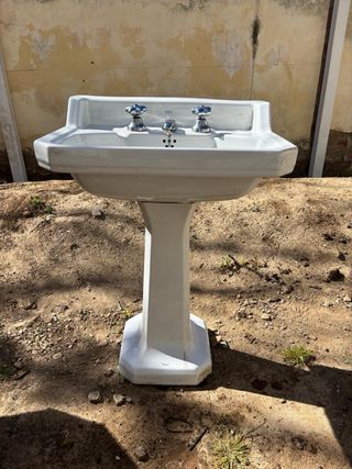 Lavabo vintage con pedestal y grifería