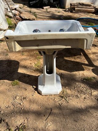 Lavabo vintage con pedestal y grifería