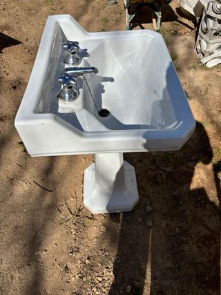 Lavabo vintage con pedestal y grifería