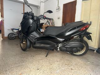 Yamaha XMAX Tech MAX 125 Negro mate AKRAPOVIC