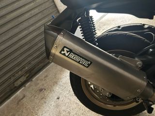Yamaha XMAX Tech MAX 125 Negro mate AKRAPOVIC