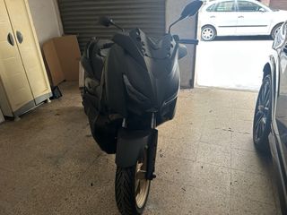 Yamaha XMAX Tech MAX 125 Negro mate AKRAPOVIC