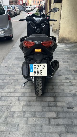 Yamaha XMAX Tech MAX 125 Negro mate AKRAPOVIC