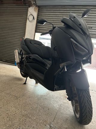 Yamaha XMAX Tech MAX 125 Negro mate AKRAPOVIC