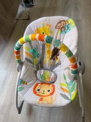Mecedora de bebé con arco de juegos