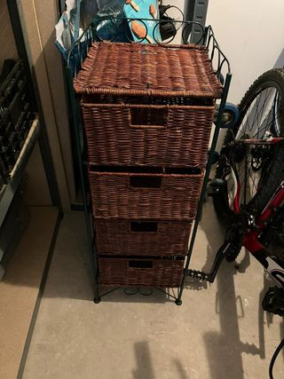 Cajonera de mimbre con estructura metálica
