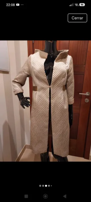 Abrigo elegante beige/dorado para eventos