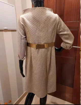 Abrigo elegante beige/dorado para eventos