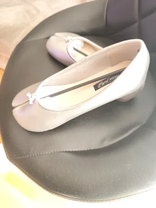 Manoletinas plateadas con diseño de dedo