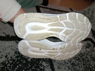 Zapatillas Fila Negras y Blancas