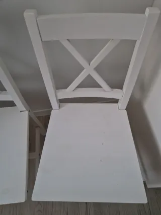 Juego de 2 sillas blancas y mesa