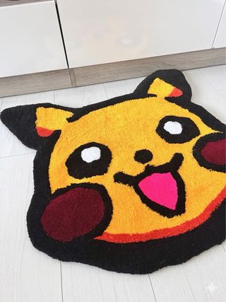 Alfombra con el diseño del personaje Pikachu.