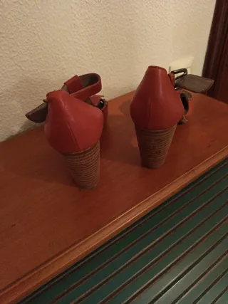 Sandalias de tacón Rojas de piel, marca Homers.
