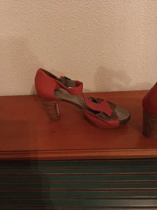 Sandalias de tacón Rojas de piel, marca Homers.