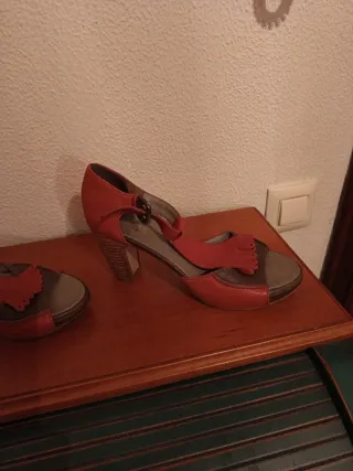 Sandalias de tacón Rojas de piel, marca Homers.