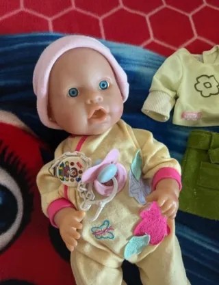 Muñeca bebé con ropa y accesorios
