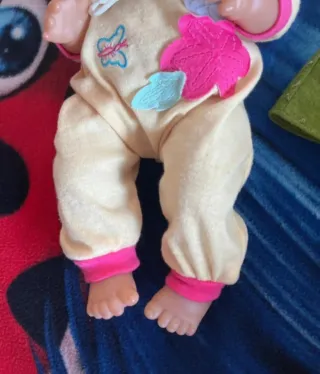 Muñeca bebé con ropa y accesorios
