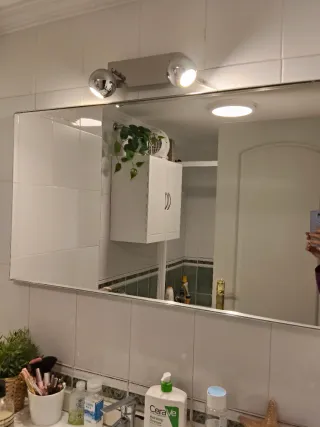 Specchio da bagno con faretti argentati