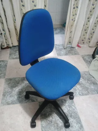Silla giratoria de oficina azul y negra sin brazos