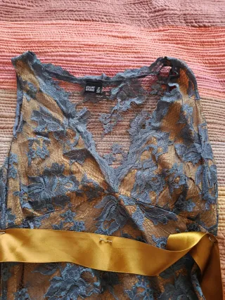 Vestido de encaje gris y dorado
