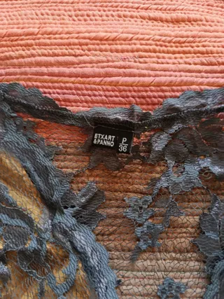Vestido de encaje gris y dorado