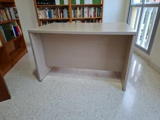 Mesa de escritorio beige con cajones