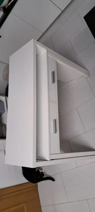 Mesa de ordenador blanca