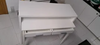 Mesa de ordenador blanca