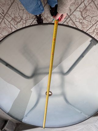 Tavolo rotondo da giardino in vetro e metallo