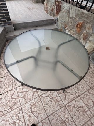 Tavolo rotondo da giardino in vetro e metallo