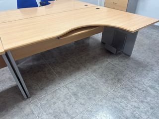 Mesas , sillas y muebles de oficina.Buen estado