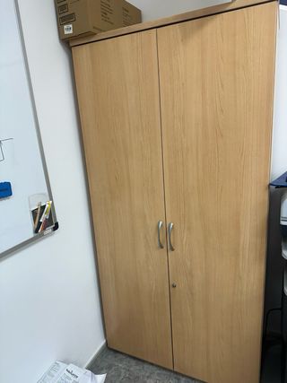 Mesas , sillas y muebles de oficina.Buen estado
