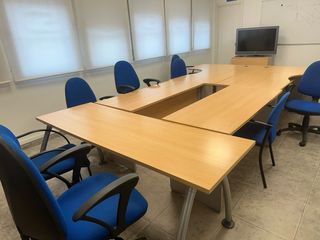 Mesas , sillas y muebles de oficina.Buen estado