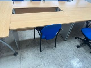 Mesas , sillas y muebles de oficina.Buen estado