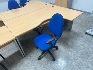 Mesas , sillas y muebles de oficina.Buen estado