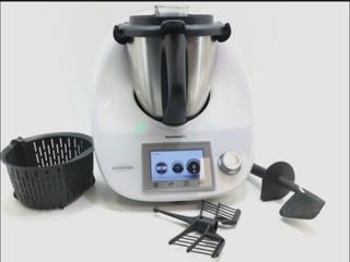 Thermomix TM5 con Accesorios y libros