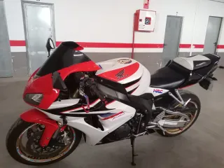 Honda CBR1000RR Roja y Blanca