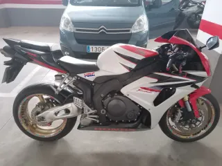 Honda CBR1000RR Roja y Blanca