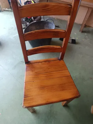 Tavolo in legno con 7 sedie e panche