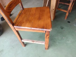 Tavolo in legno con 7 sedie e panche